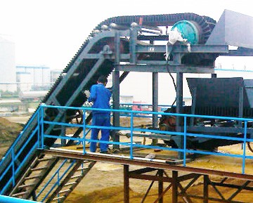 Large angle conveyor